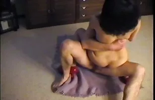XXX Gadis berambut bokeptop indo merah mengisap kontol seorang pria di tempat tidur