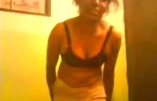 XXX Julia menanggalkan pakaian bokeb sma indo dan berbaring di sofa