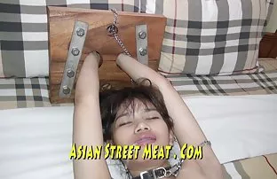 XXX Wanita dengan payudara cantik pertama kali mesum suaminya bokep tante montok indo di depan kamera.